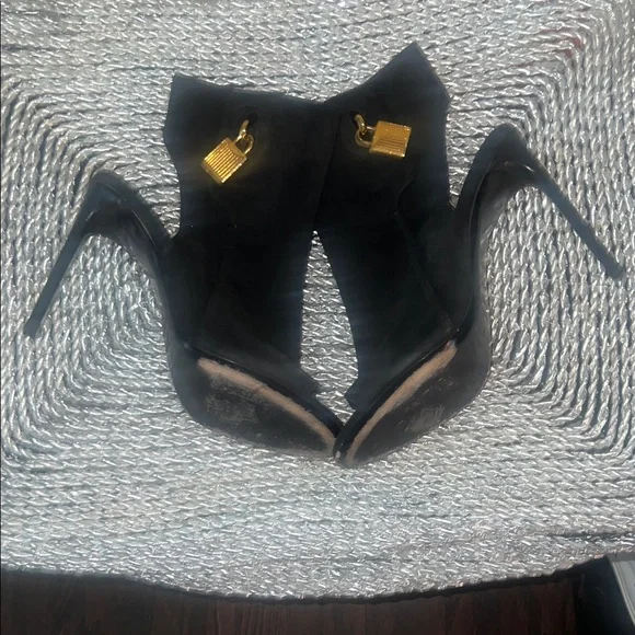 Elegant Black Ankle Boots - Picture 3 of 8